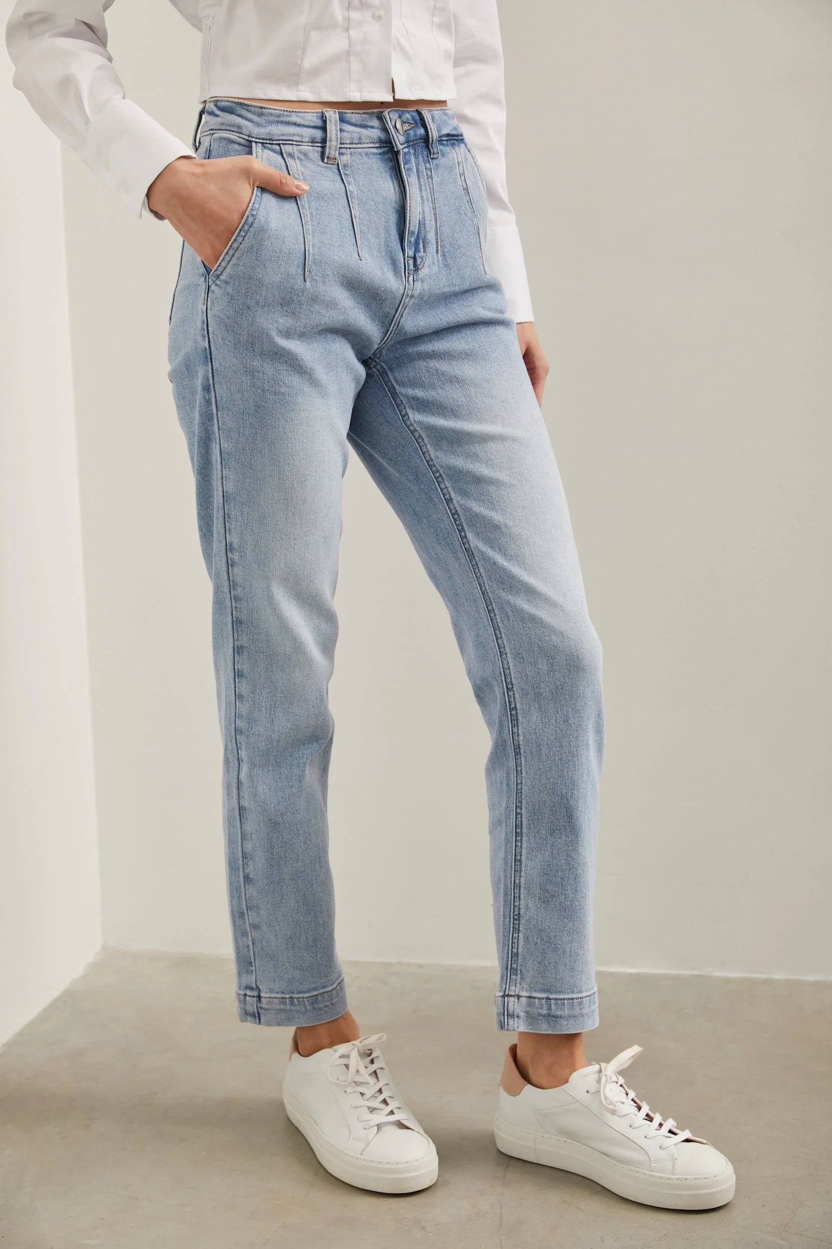 High waist jean with darts